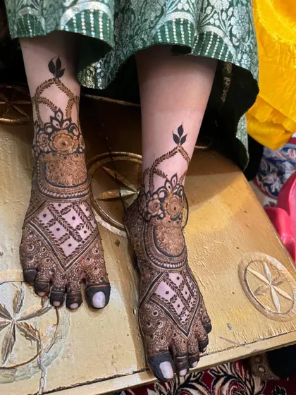 Here are more examples of my bridal foot mehendi. I can create matching designs for both feet or unique, complementary patterns, all tailored to your preference for your wedding day.