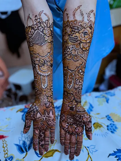 A full view of the bridal henna for the air hostess, with the names "Ayesha" and "Moin" creatively included.