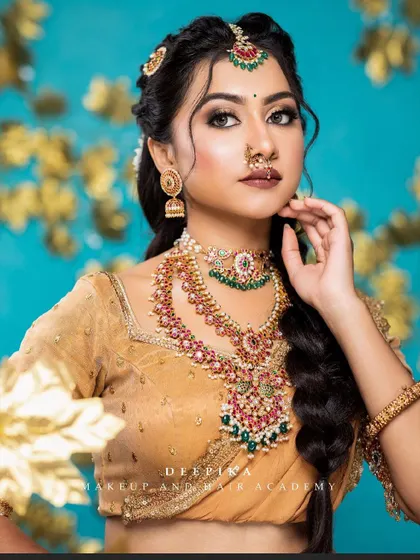 The details on this jewelry set are exquisite, perfectly complementing the tones of the half saree.