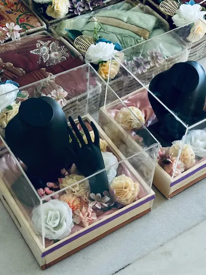 A clear acrylic lid adds a touch of modern sophistication to our trousseau trays. This design protects the delicate jewelry displays while keeping them fully visible.
