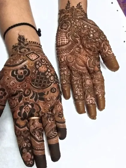 A side view of this elegant guest henna, showing how the pattern wraps around the hand.
