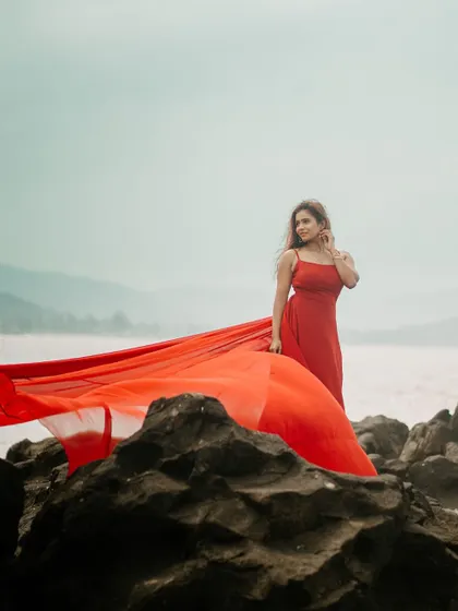 Stand out against any background. The vibrant red of this trail gown makes a bold statement, perfect for creating powerful and elegant images during your pre-wedding or maternity shoot.