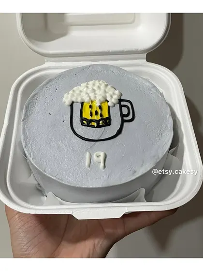 A beer mug design for a 19th birthday bento cake.