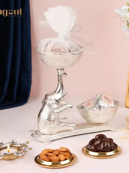 Go grand with the Gajraj Big Hamper. This royal, elephant-themed stand holds delicious chocolates and nuts, serving as a statement piece for your festive decor and a generous gift for your loved ones.