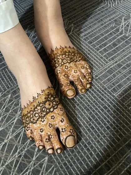 Another angle of the delicate floral foot design.
