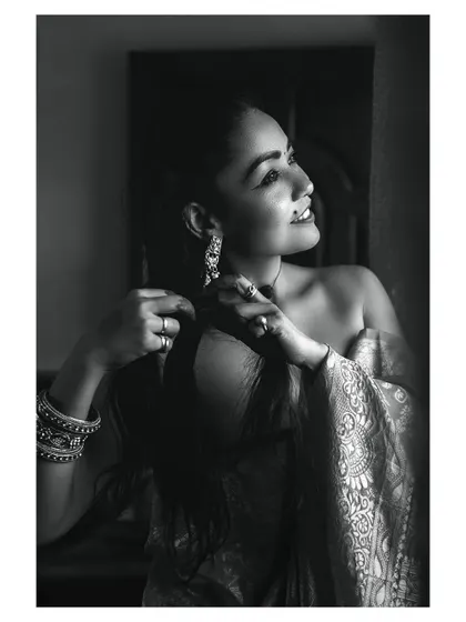 A black and white artistic portrait that showcases a different side of bridal photography. For brides who want something more than just traditional shots, I offer fine art portraiture.