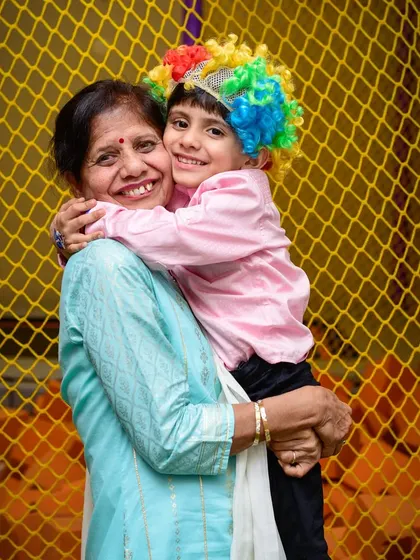 A big hug between a grandmother and her grandson. My events are for the whole family, from the youngest to the oldest.