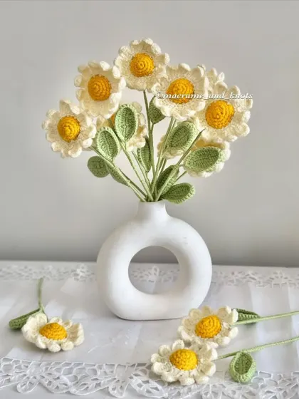 This image shows the daisy arrangement with a few loose stems, giving you an idea of how you can style them in your own home.