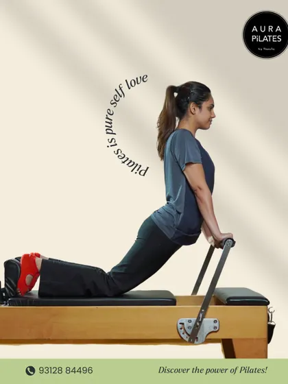 I often say that Pilates is a form of self-love. This exercise on the Reformer, a variation of the swan, helps to strengthen the back and open the chest, promoting good posture and confidence.