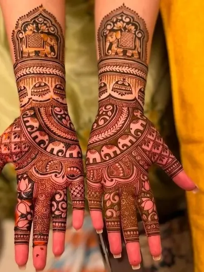 A lovely design featuring rows of small elephants on the palms and larger elephant figures at the top of the arms. This is a popular choice for traditional brides.