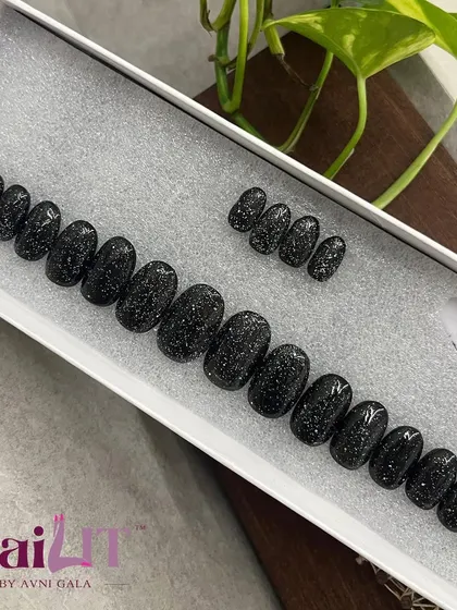 You can never go wrong with sparkling black. This press-on set is coated in a dense, textured black glitter for a look that's glamorous and perfect for a night out.