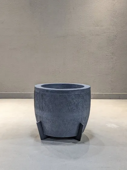 This dark grey planter with small legs is a great example of our modern designs. The elevation adds a touch of lightness and makes it easier to clean underneath.