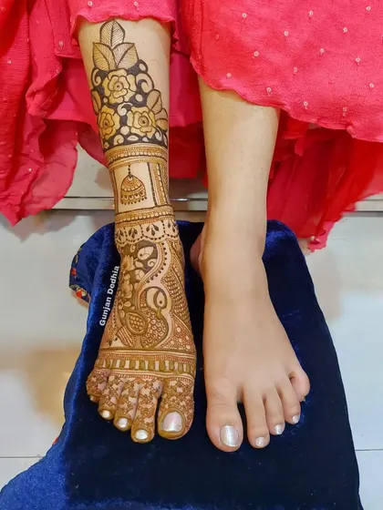 A single foot adorned with a traditional design, featuring a jharokha and peacock. This shows the detail that goes into even a single foot design.