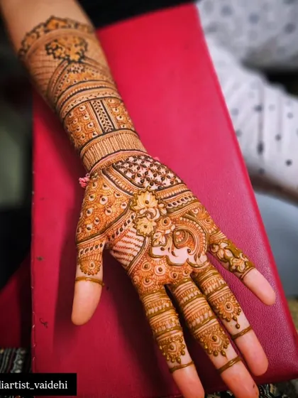A single-hand party design that extends up the arm. The pattern is a beautiful blend of traditional Indian and Arabic styles.