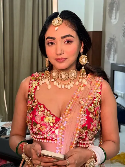 Neha, looking effortlessly beautiful. This shows that you don't always need heavy makeup to make a statement.