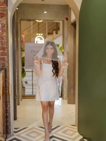 Utsavi looking like a literal Disney princess for her cocktail and vow exchange. A simple white dress paired with soft, romantic makeup.