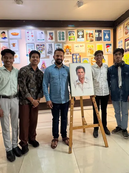More students who stayed back to discuss the artwork and take photos.