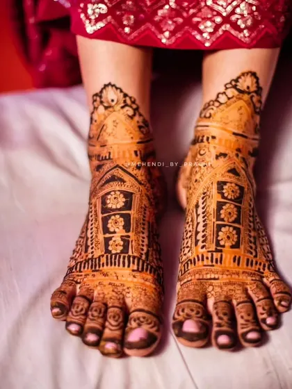 A lovely bridal feet design with jharokha (window) patterns. The stain is just beginning to develop, showing the beautiful orange color of fresh, natural henna.