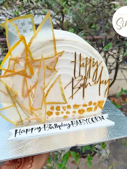 Top forward cakes are a personal favorite. This modern design features shattered rice paper sails with gold accents, creating a unique and artistic architectural look.