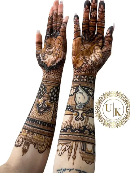This design features a beautiful `varmala` ceremony portrait on the palms. It's a wonderful way to commemorate one of the most important moments of your wedding day.