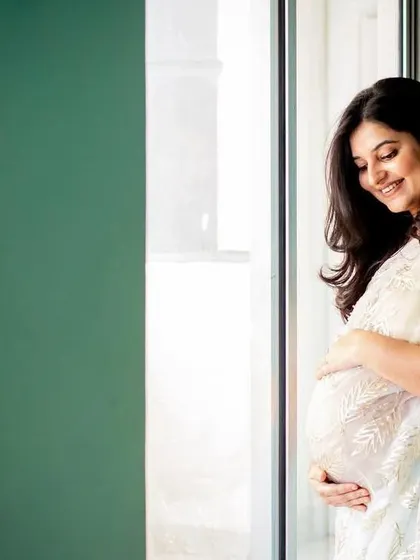 I believe in simple, elegant portraits that feel true to you. This beautiful mama-to-be stood by the window, wrapped in a gorgeous sari, and the natural light created such a soft, peaceful portrait of her cradling her bump.