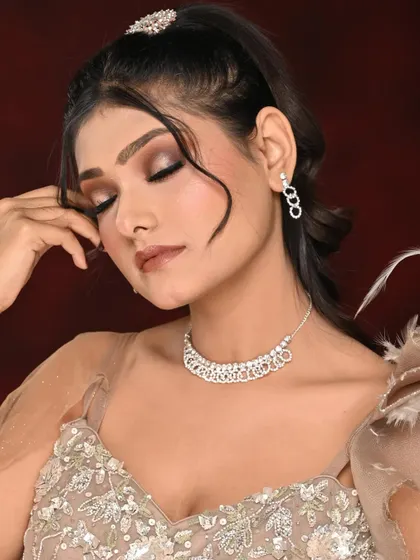 The final result of the spotlight eye makeup. The combination of dark and light shadows creates a stunning, multi-dimensional effect.