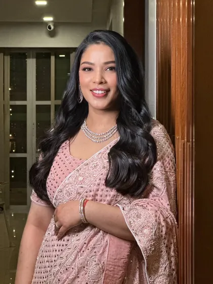 A portrait of the bride's sister. Her soft glam makeup with a rosy twist looks elegant and sophisticated.