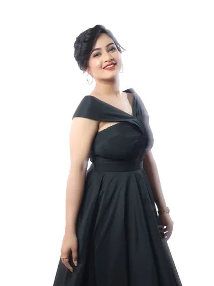 Another shot of this classic and simple look. The focus is on fresh, natural-looking skin and a smile that radiates confidence and grace.