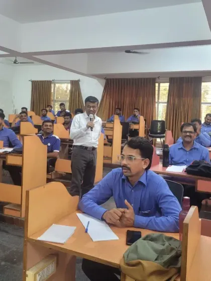 A participant shares his thoughts during a corporate training session. We create a supportive atmosphere where every employee feels comfortable expressing themselves and contributing to the discussion.