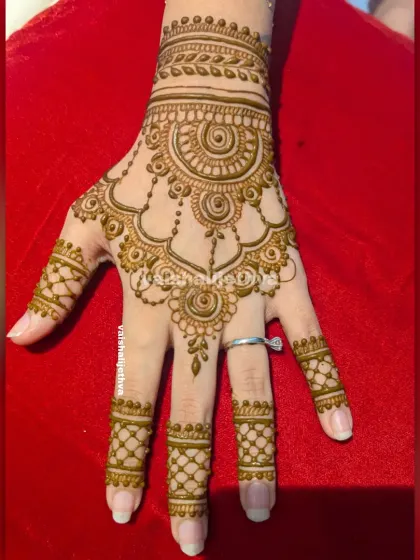 An elegant back-hand design with a jewelry-like feel. The pattern drapes beautifully over the hand, much like a traditional hathphool.