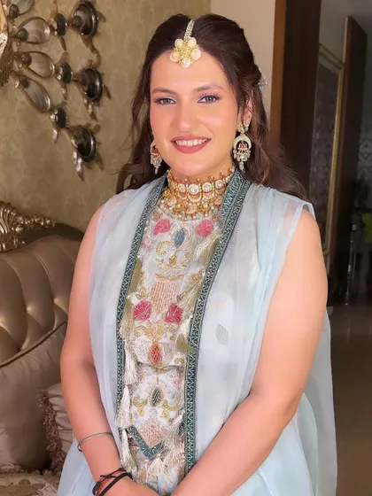 A portrait of Muskan's Mehendi look. The makeup is soft and pretty, with a focus on the beautiful, shimmering eyeshadow.
