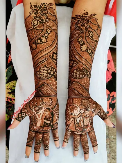 A design that combines the romance of a couple's portrait with the beauty of nature. The forearms are adorned with blooming roses and graceful peacocks, creating a lush and artistic feel.