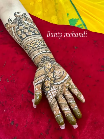 An elegant design for a single hand, featuring a peacock on the arm and a beautiful floral pattern on the hand. Perfect for a bridesmaid or family member.