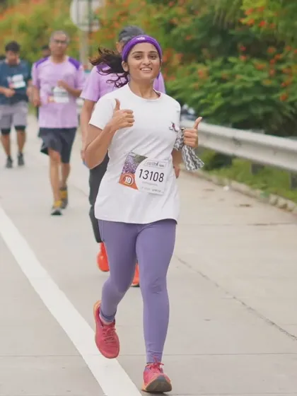 A thumbs up and a confident smile. This team member is in her element during the Bengaluru 10K.