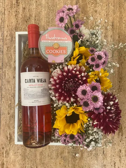 A simple and chic gift for a loved one. This hamper combines a bottle of rosé wine with a beautiful bouquet of sunflowers and dahlias, perfect for a relaxed celebration.