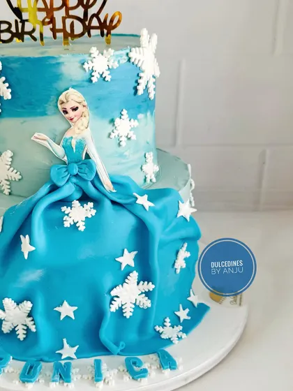A close-up of Elsa's flowing fondant gown on this wintery Frozen-themed cake.