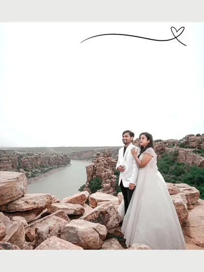 The couple stands together overlooking the vast expanse of the Gandikota canyon, a perfect example of a grand and adventurous destination pre-wedding photograph.