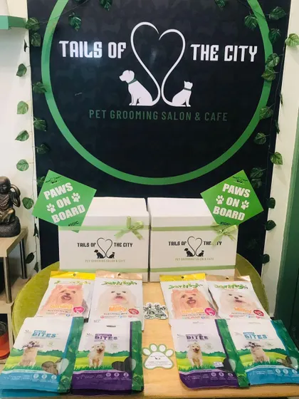 To celebrate our anniversary, we put together these exciting gift hampers. They're filled with some of our favorite pet supplies, from tasty bites to essential care products.
