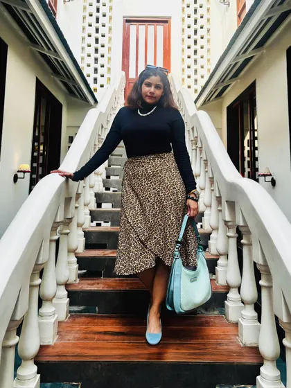 Here’s how to mix timeless elegance with a touch of modern trend. A classic black turtleneck paired with a flowing leopard print skirt creates a sophisticated look that’s perfect for a stylish Sunday outing or a dinner date.