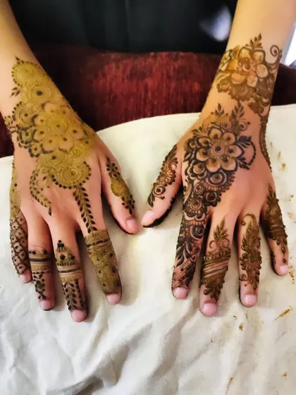 A lovely design with a mix of bold floral motifs and delicate finger work.