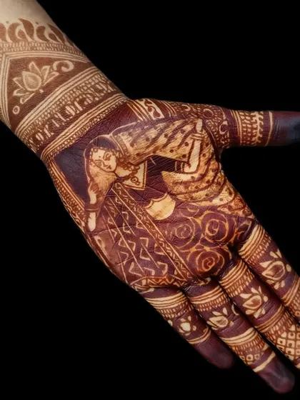 The final stained result of a bridal figure design. I also teach aftercare techniques to ensure a deep, long-lasting henna stain.