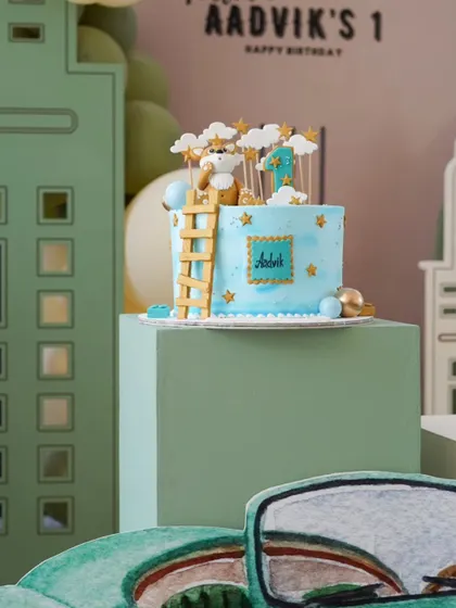 A close-up of the cake for the car-themed birthday, perfectly matching the aesthetic of the decor.