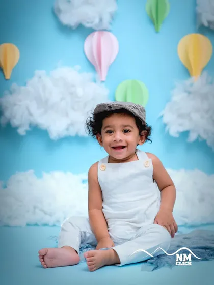 Such a cute hot air balloon theme for this little dude. The paper balloon accents and fluffy clouds create a dreamy sky scene right in our studio.
