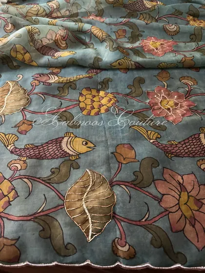 A close-up of our pure organza Srikalahasti Kalamkari dupatta. This view highlights the hand-painted fish and lotus motifs, with fine highlights that add a subtle shimmer.