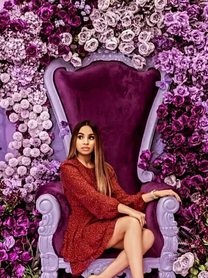 Playing with purple and lilac shades can make your D-day decor stand out. This royal throne setup, surrounded by purple flowers, is perfect for a glamorous engagement or sangeet night.