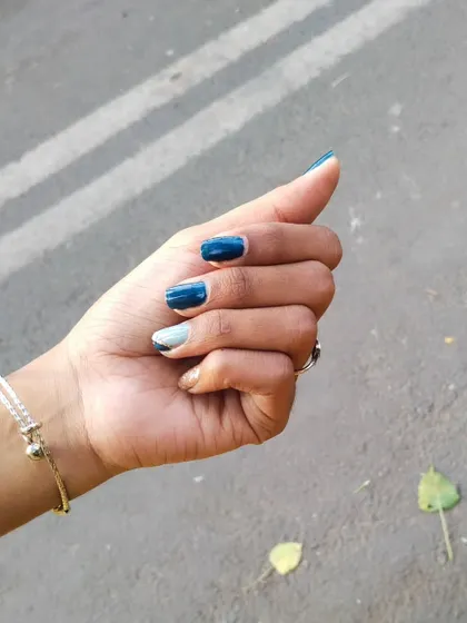 A simple yet stylish two-tone design. This short nail set features a deep blue paired with a silver glitter accent nail for a modern and understated look.