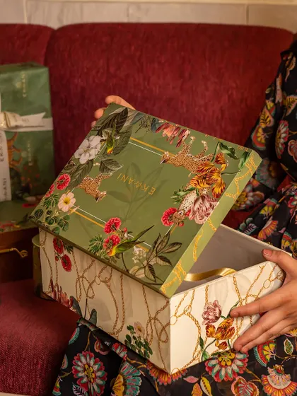 The lid of this gift box from my Tales of Tropic collection showcases the vibrant and lush aesthetic of the theme. The design, featuring wild flora and fauna, is perfect for a destination wedding or a celebration inspired by nature's untamed beauty.
