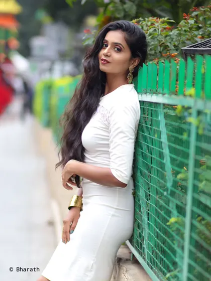 A full-length view of an urban portrait, showing how we can use everyday city elements to create a beautiful setting.