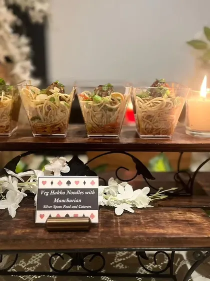 Our Veg Hakka Noodles with Manchurian are served in convenient, bite-sized portions. This dish is a favorite at parties, offering a taste of popular Indo-Chinese cuisine.