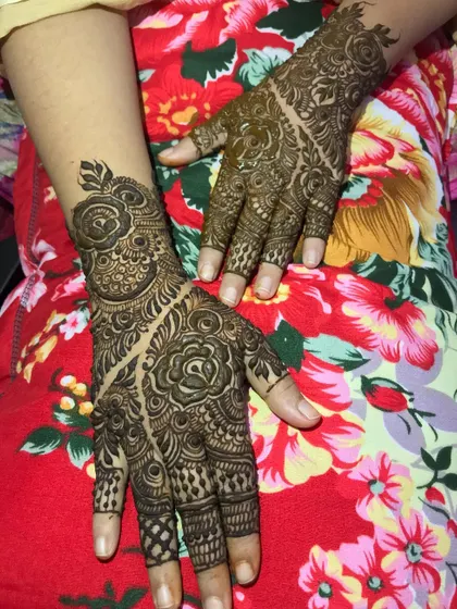 This design features a diagonal split, or 'bel,' with one side filled with dense patterns and the other left more open, creating a unique and modern bridal style.